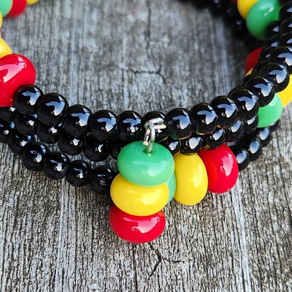 Hand Crafted Memory Wire Beaded Bracelet Black Green Yellow Red Juneteenth Small - Picture 3 of 9
